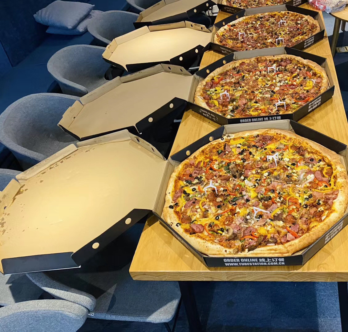 披萨节留下了“大蛋糕”的深刻记忆，你吃过像桌子那么大的比萨饼吗？4