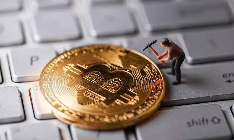 Greyscale在三天内增持了5000多个比特币，交易费用在减半后达到今年的新高