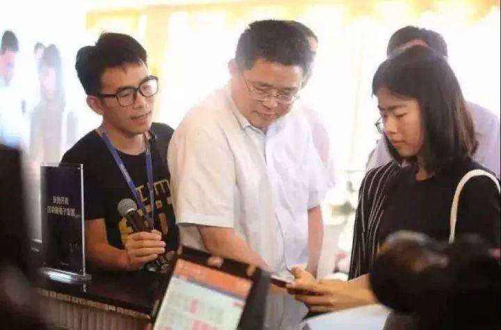 区块链的应用:BIM+区块链在建筑领域的应用介绍1. 区块链architecture区块链可以从根本上完善BIM区块链在建筑交易流程和BIM技术、管理、投资等方面的逻辑框架4